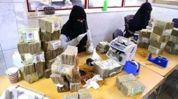 اتساع الفجوة في أسعار الصرف بين عدن وصنعاء إلى 1000 ريال يمني